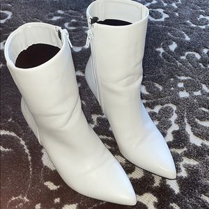 Heeled white boots